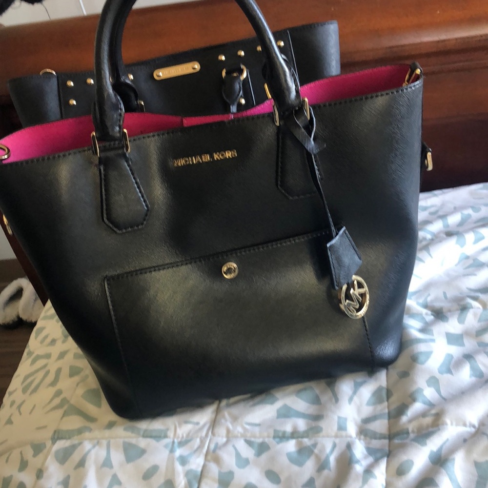 No rips. Saffiano Leather. Smoke/Pet free